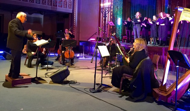Cantor David Tillman conducts Sunday’s performance of Sacred Rights, Sacred Song at New York’s Ansche Chesed Synagogue. On stage in front of chorus, at right, Francine M. Gordon, producer and writer of lyrics and all spoken words, and guest artist Naomi Less. Photo credit: Amy Stone