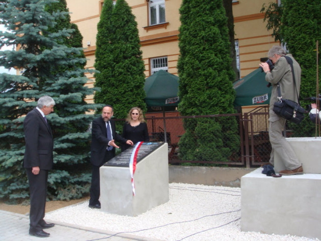 From right, Sharon Frant Brooks, Rabbi Michael Schudrich, the chief rabbi of Poland, and a member of the Polish Catholic clergy dedicating a memorial to the lost Jewish community of Dubiecko.